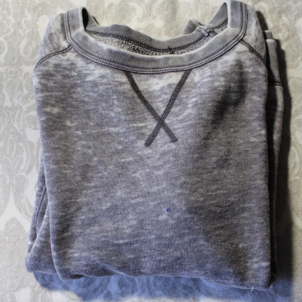 grey crew neck sweatshirt